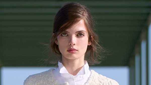 Lazy Beauty is dé herfsttrend van 2026: zo creëer je de net-uit-bed-look. Photo courtesy of Dior