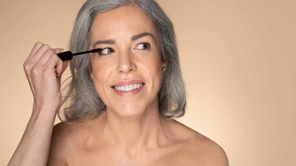 Waarom make-up in lijntjes trekt bij een rijpere huid