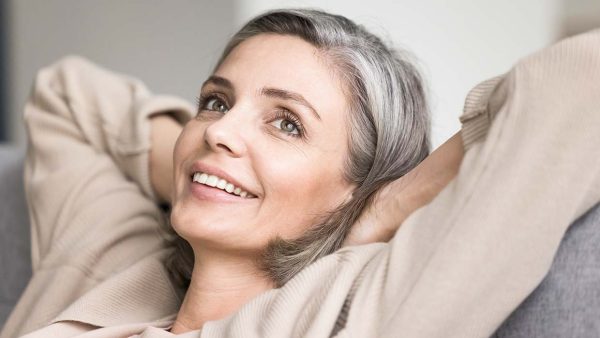 Welke make-upkleuren bij grijs haar? Zo voorkom je een fletse uitstraling
