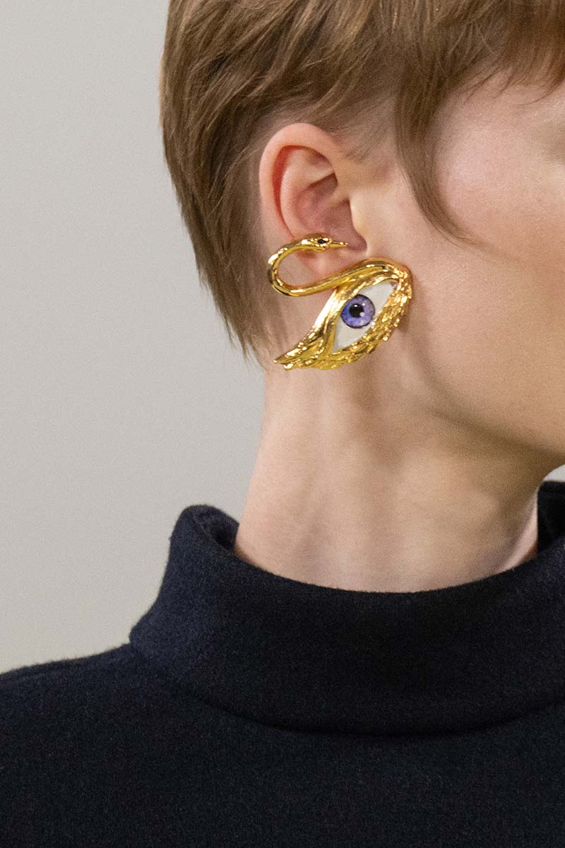 Een goudkleurige zwaan met een oog als oorbel bij het Italiaanse modehuis Vivetta. Photo courtesy of Vivetta