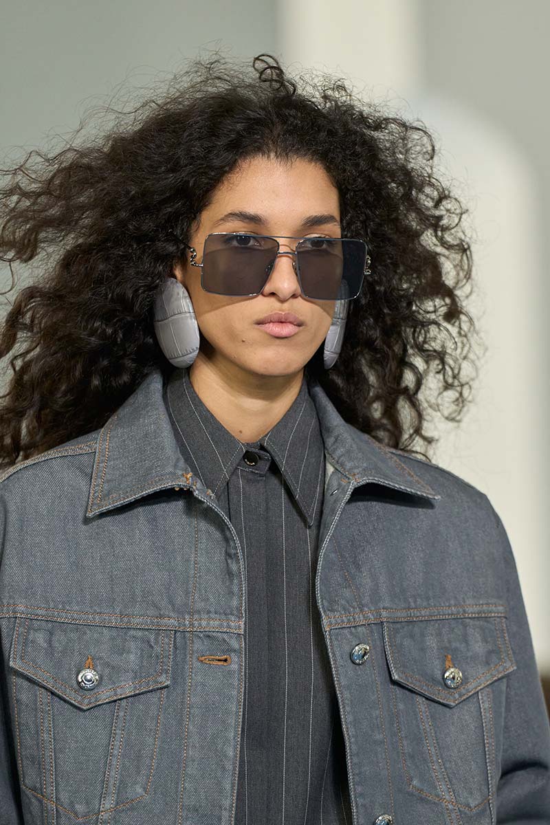 Statement oorbellen met krokodillenreliëf bij Sportmax. Photo courtesy of Sportmax