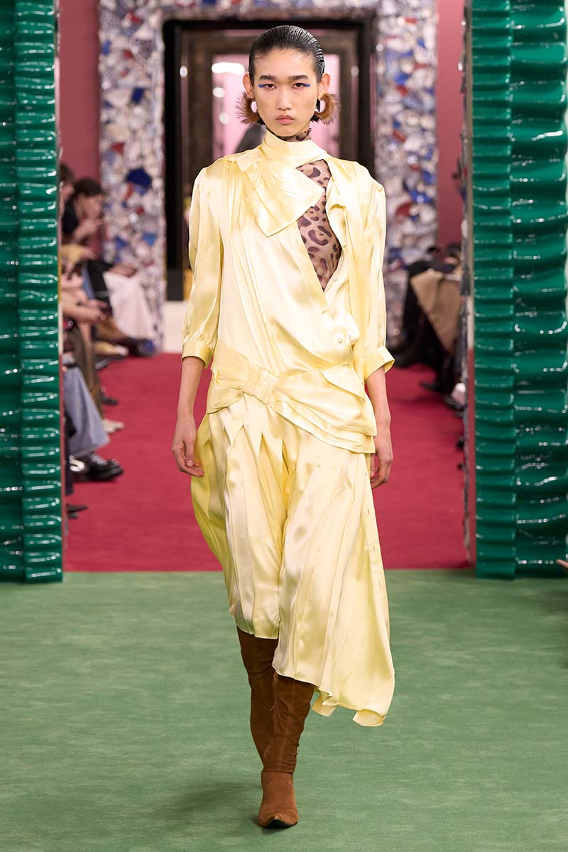 Met faux fur overtrokken hoops bij Acne Studios. Photo courtesy of Acne Studios