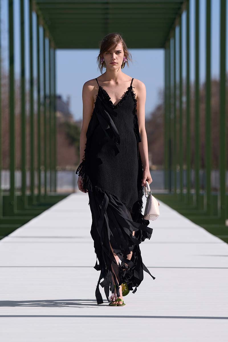 Kunstige bloemen in de oren van de modellen bij Dior. Photo courtesy of Dior