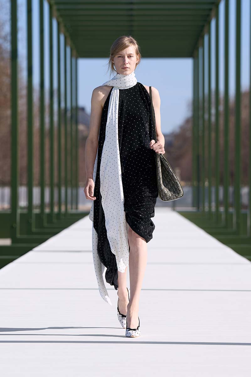 Pumps met stippen onder een jurk met stippen bij Dior. Photo courtesy of Dior