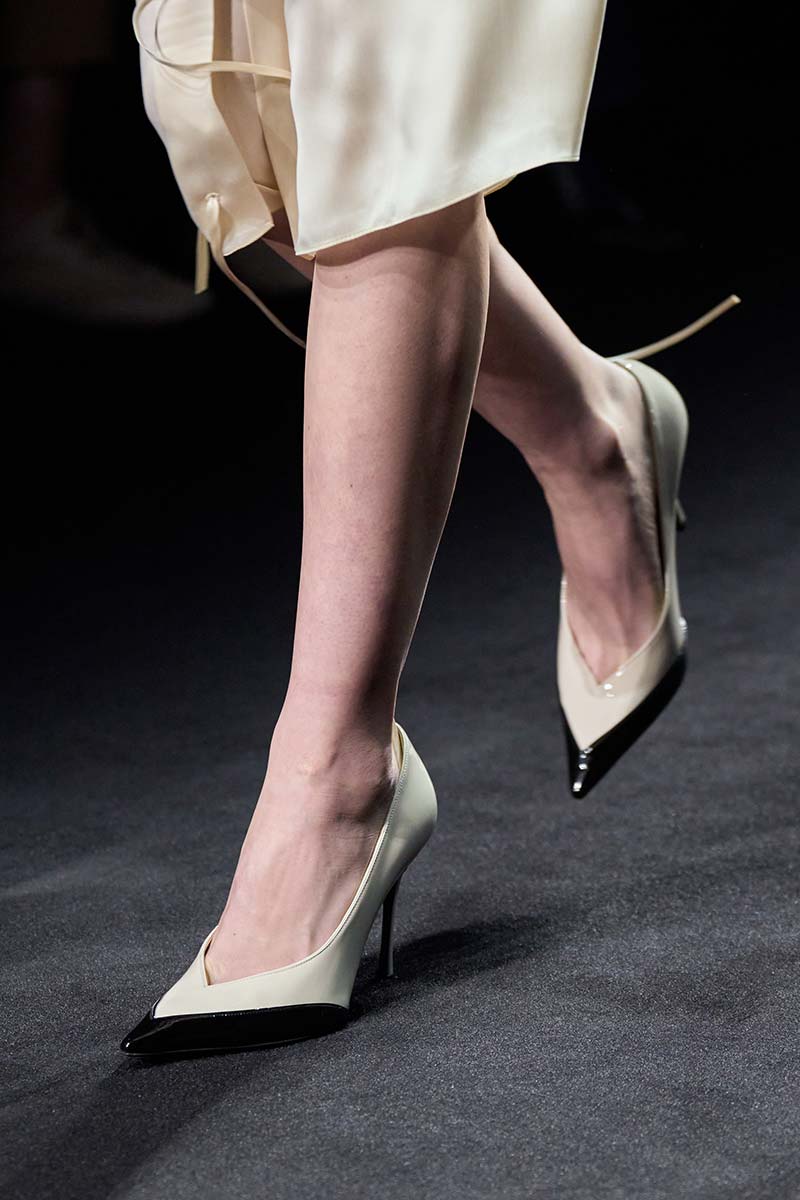 Bi-color pumps met V-uitsnijding bij Ferragamo. Photo courtesy of Ferragamo