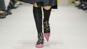 De pump is terug: zo draag je deze schoen in herfst/winter 2026/2027. Photo courtesy of Prada