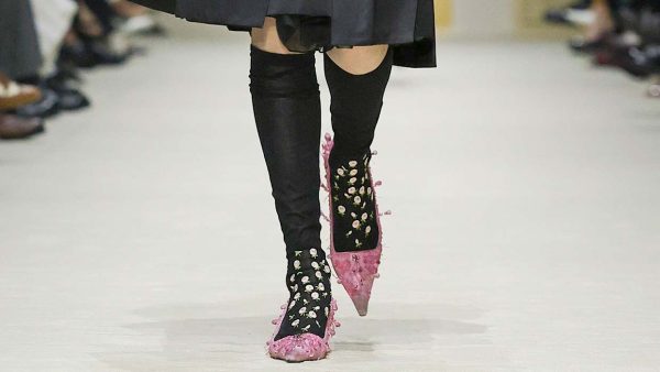 De pump is terug: zo draag je deze schoen in herfst/winter 2026/2027. Photo courtesy of Prada