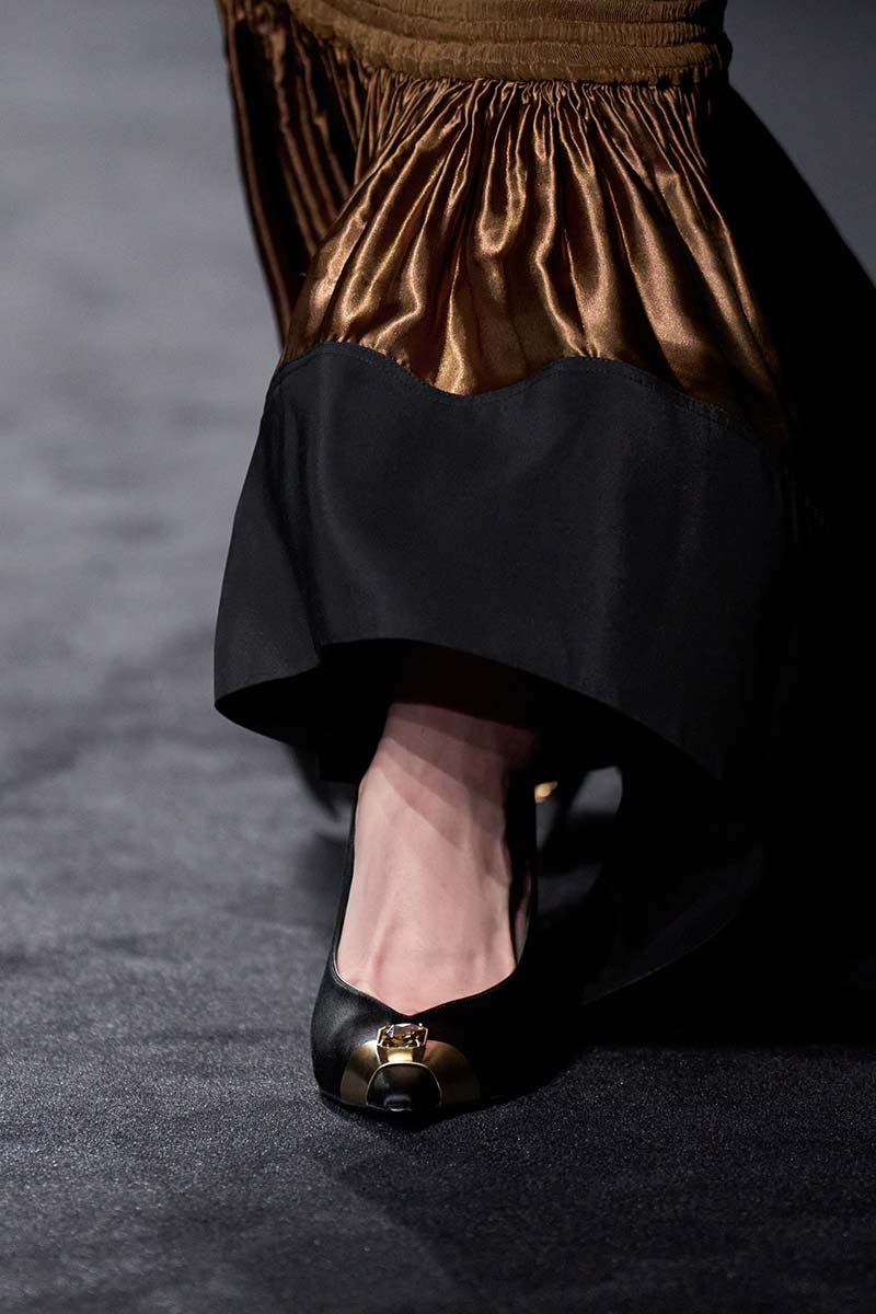 Pump met metallic detail en siersteen bij Ferragamo. Photo courtesy of Ferragamo