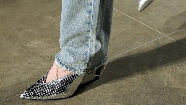 De schoenentrends voor herfst/winter 2026-2027 zijn opvallend creatief. Zilvergeschubde pumps onder een spijkerbroek op de catwalk van Isabel Marant. Photo courtesy of Isabel Marant