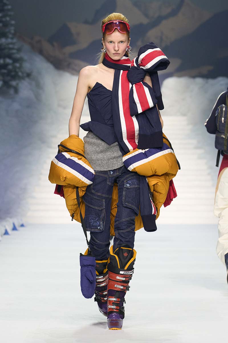 Slim fit jeans met cargo zakken op de catwalk van Dsquared2. De spijkerbroek wordt in moderne moonboots gedragen. Photo courtesy of Dsquared2