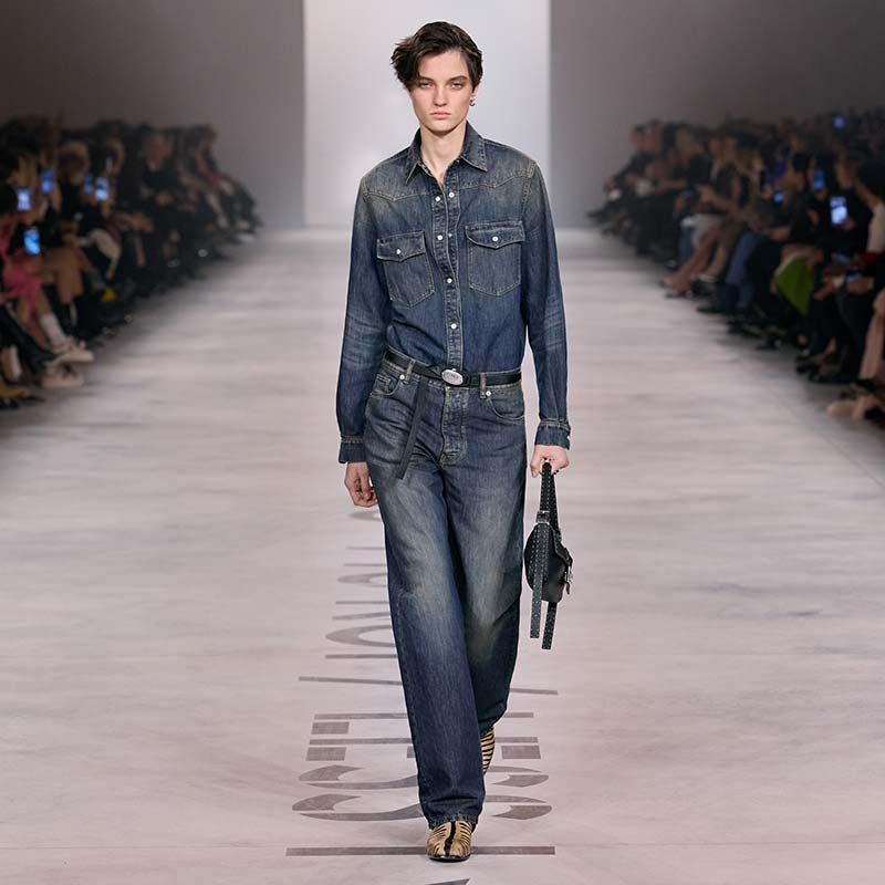 Total denim look met wijde donkere jeans en bijpassende denim blouse bij Fendi. Photo courtesy of Fendi