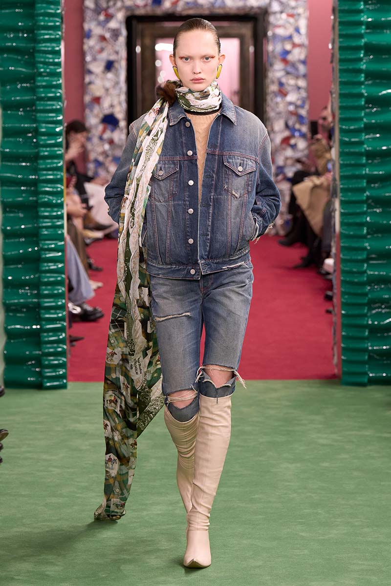 Total denim look met gescheurde slim fit jeans en denim jack in vintage wash. Photo courtesy of Acne Studios