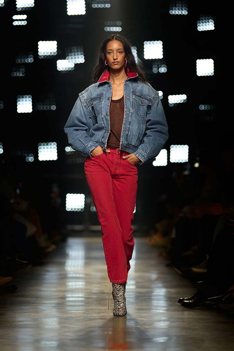 Total jeans look bij Isabel Marant met rode spijkerbroek en spijkerjack met rood biesje. Photo courtesy of Isabel Marant