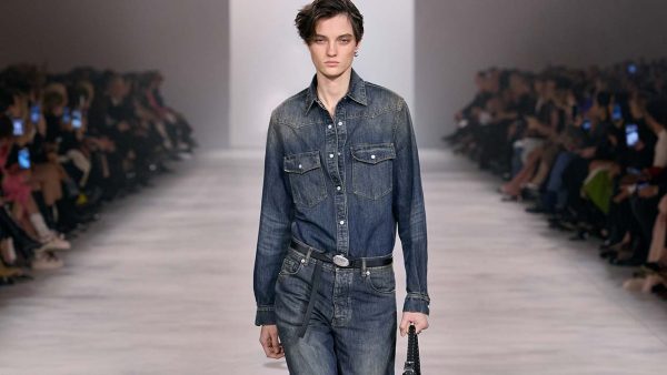 Total denim trends voor herfst/winter 2026-2027: de comeback van setjes. Photo courtesy of Fendi