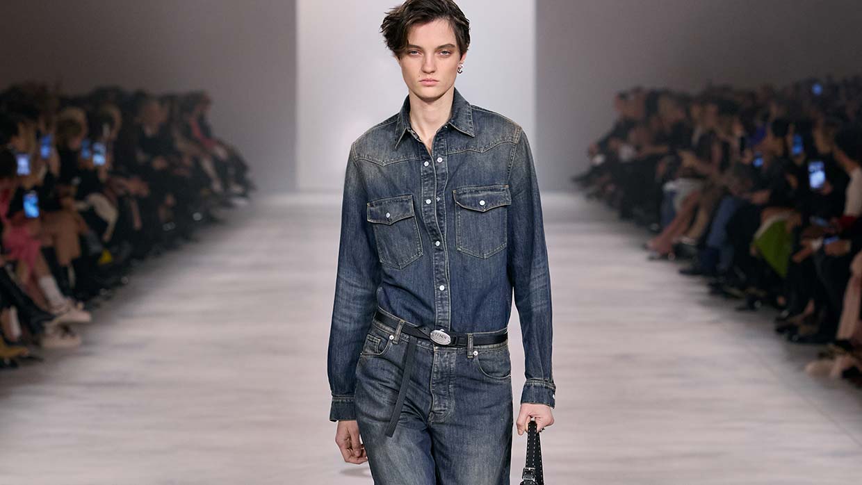 Total denim trends voor herfst/winter 2026-2027: de comeback van setjes. Photo courtesy of Fendi