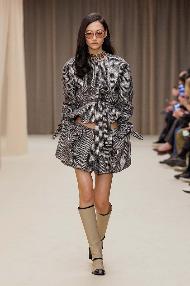 Sculpturale tailleur met volumineuze mouwen, brede ceintuur en korte bolvormige rok. Photo courtesy of Alexander McQueen