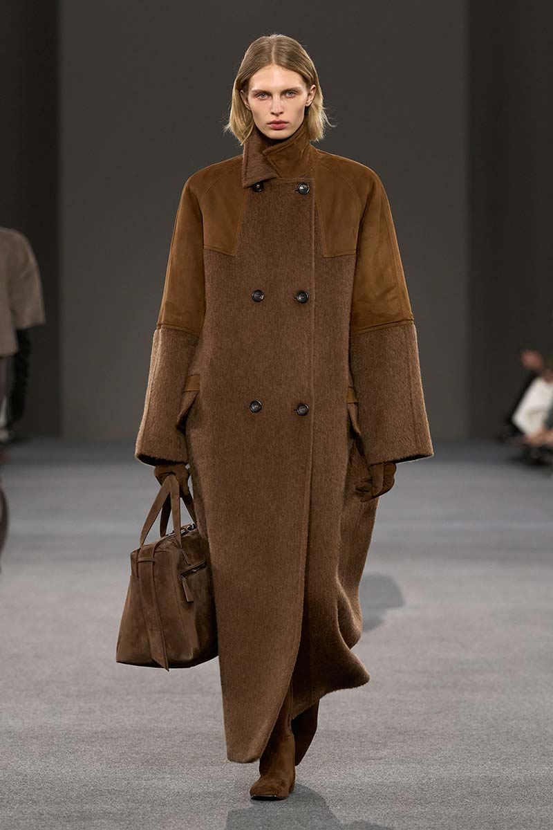 Elegante lange mantel van Max Mara met een klassiek silhouet op de catwalk voor herfst winter 2026 2027. Photo courtesy of Max Mara