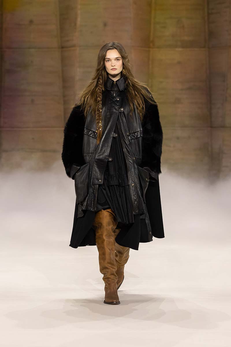 Lange zwarte leren jas met volumineuze faux fur mouwen op de catwalk van Chloé voor herfst winter 2026 2027. Photo courtesy of Chloé