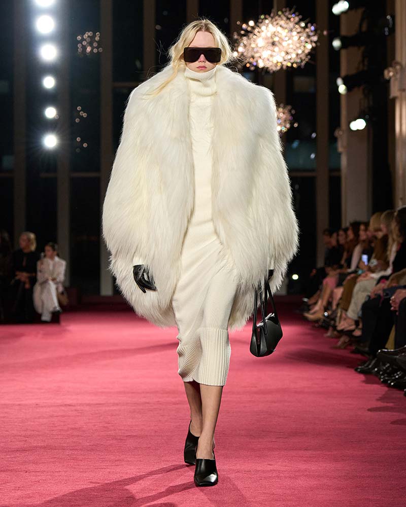 Volumineuze ivoorwitte faux fur jas met ballonvormig silhouet op de catwalk van Michael Kors voor herfst winter 2026 2027. Photo courtesy of Michael Kors