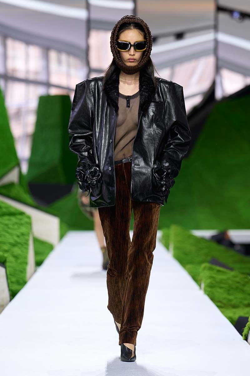 Zwartleren statement jack met een krachtige pasvorm op de catwalk van Louis Vuitton voor herfst winter 2026 2027. Photo courtesy of Louis Vuitton