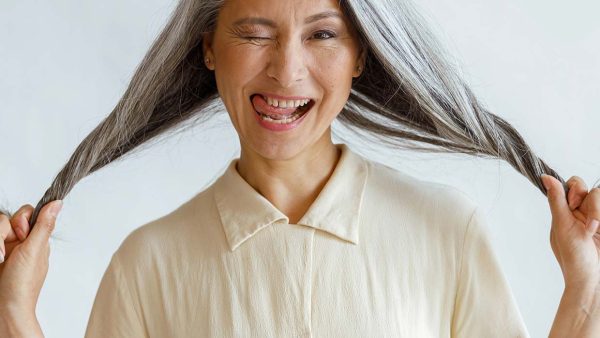 Zilvershampoo voor grijs haar: wat doet het en hoe gebruik je het?