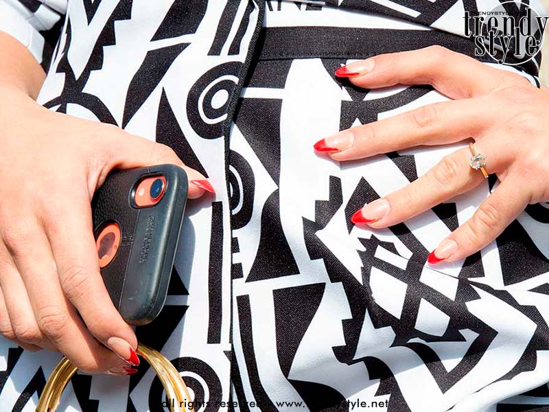 French manicure met rode tip. Foto Charlotte Mesman