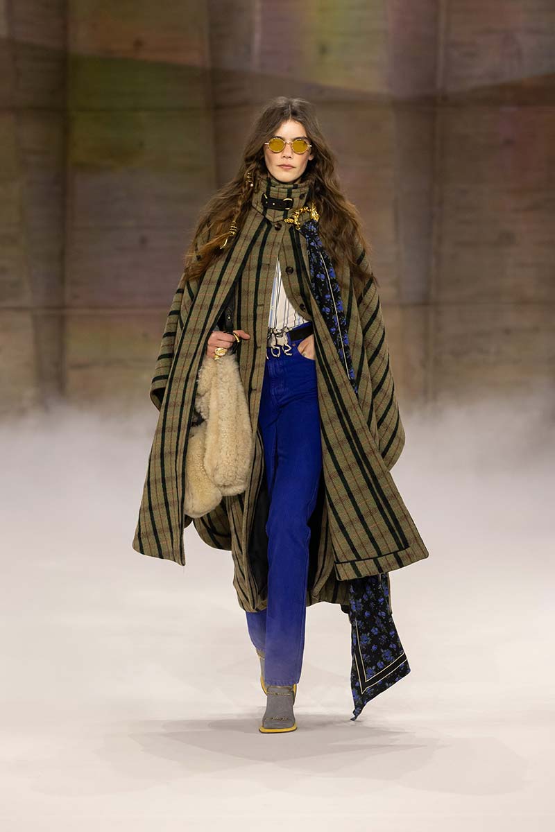 Kobaltblauwe jeans met streepblouse en geruite cape bij Chloé. Photo courtesy of Chloé