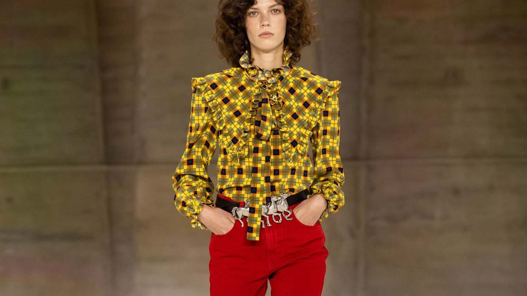 Jeanskleuren herfst winter 2026-2027: van blauw tot rood. Wat jij? Photo courtesy of Chloé
