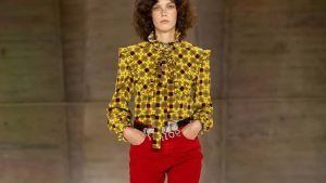 Jeanskleuren herfst winter 2026-2027: van blauw tot rood. Wat jij? Photo courtesy of Chloé