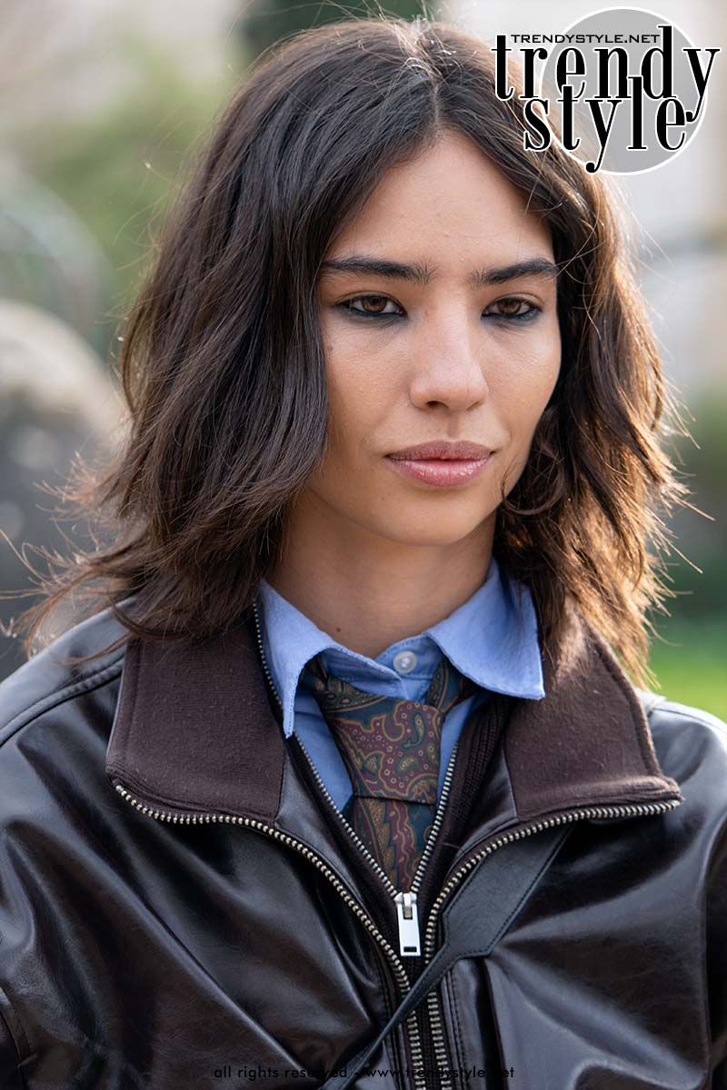 Halflange butterfly cut met zichtbare lagen en face-framing. Foto Charlotte Mesman