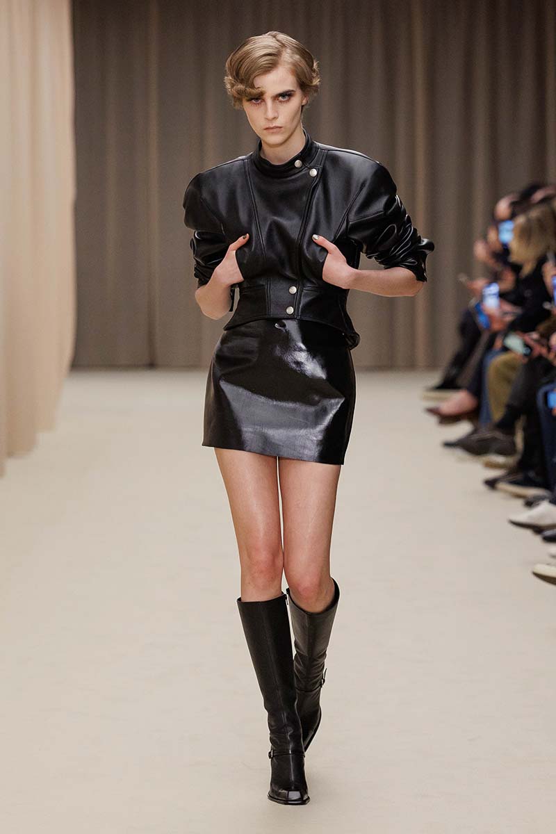 Scupturale waves bij McQueen. Photo courtesy of McQueen