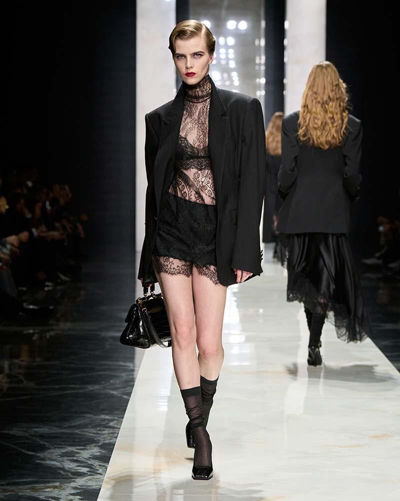 Een gepolijst kapsel met scherpe zijscheiding, finger waves en een glanzende finish. Photo courtesy of Dolce & Gabbana
