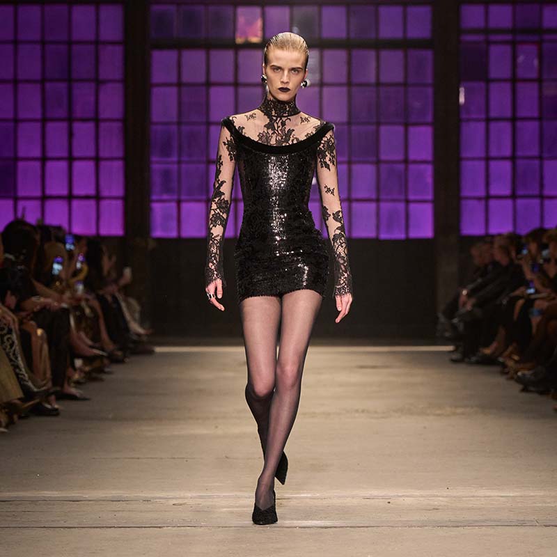 Grafische wet look zonder scheiding bij Roberto Cavalli. Photo courtesy of Roberto Cavalli 