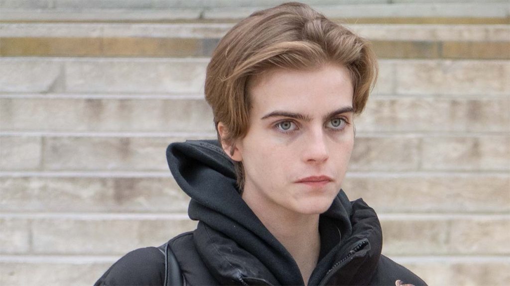 Trend alert: het boyish kapsel. Zó style je kort haar op 5 manieren. Foto Charlotte Mesman