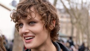 Van street naar catwalk. Eén kort kapsel met krullen, zes verschillende looks. Foto Charlotte Mesman