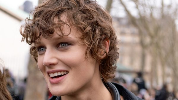 Van street naar catwalk. Eén kort kapsel met krullen, zes verschillende looks. Foto Charlotte Mesman