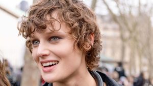 Van street naar catwalk. Eén kort kapsel met krullen, zes verschillende looks. Foto Charlotte Mesman
