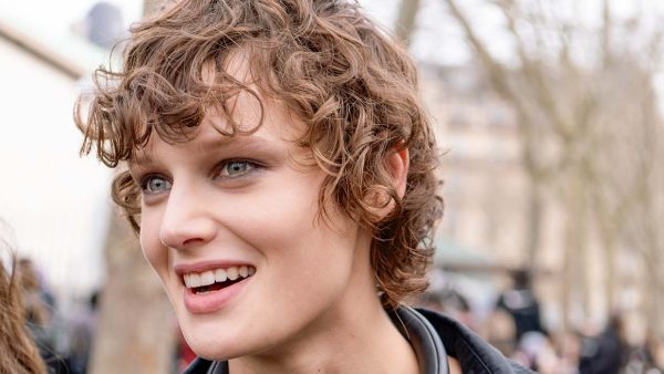 Van street naar catwalk. Eén kort kapsel met krullen, zes verschillende looks. Foto Charlotte Mesman