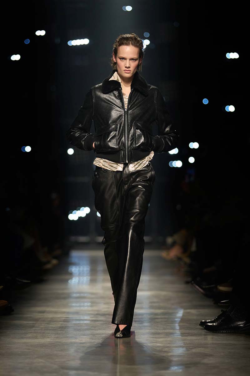 Een stoere bijna-wet-look bij Isabel Marant. Photo courtesy of Isabel Marant