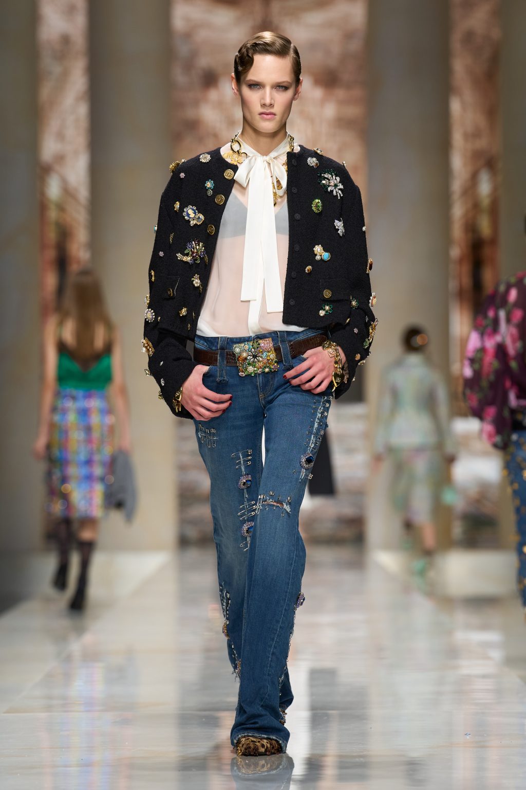 Finger waves voor een übergepolijste look bij Dolce & Gabbana. Photo courtesy of Dolce & Gabbana