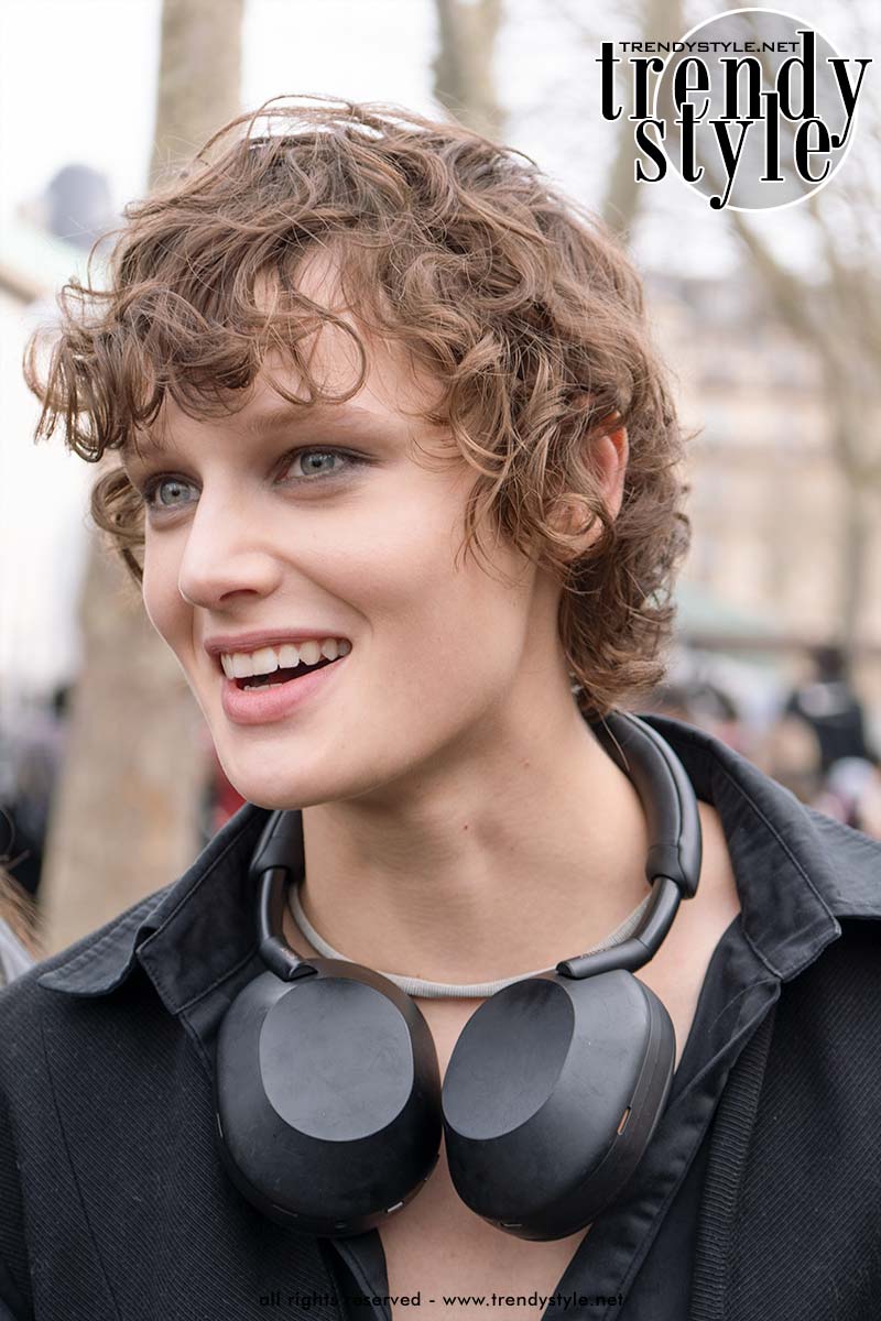 Model Noor Khan tijdens de Paris Fashion Week. Foto Charlotte Mesman