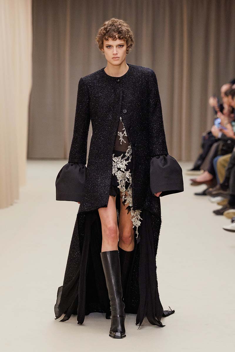 Gecontroleerde krullen en een sculpturale vorm bij Alexander Mcqueen. Photo courtesy of Alexander McQueen