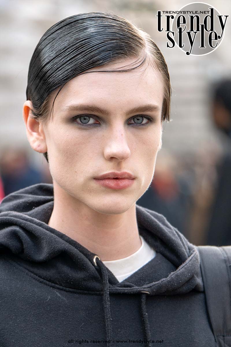 Superglad kapsel met nét een lokje dat over het voorhoofd valt bij Hermès herfst/winter 2026-2027. Foto Charlotte Mesman