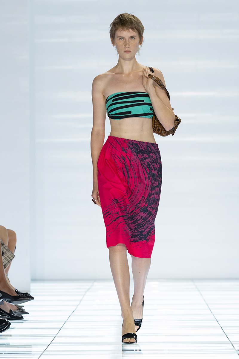 Model met kort kapsel met pluizige textuur op de catwalk van Prada voor zomer 2027. Photo courtesy of Prada