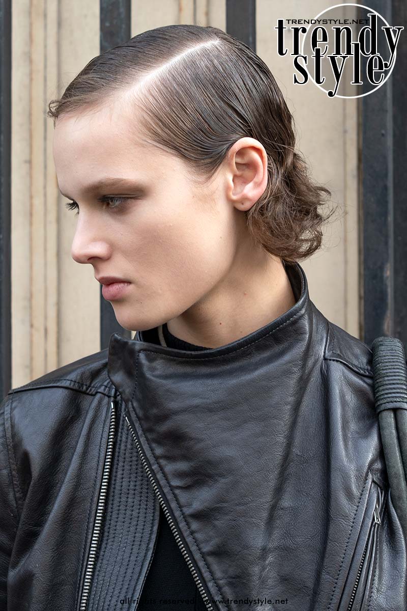 Model Noor Khan met glad kapsel en krullende haarpunten bij Hermès herfst/winter 2026 2027. Foto ADVERSUS