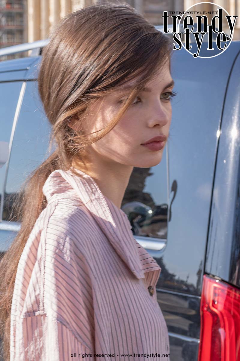 Model met lage paardenstaart bij Dior. De staart is losjes en laag in de nek vastgebonden. Photo ADVERSUS