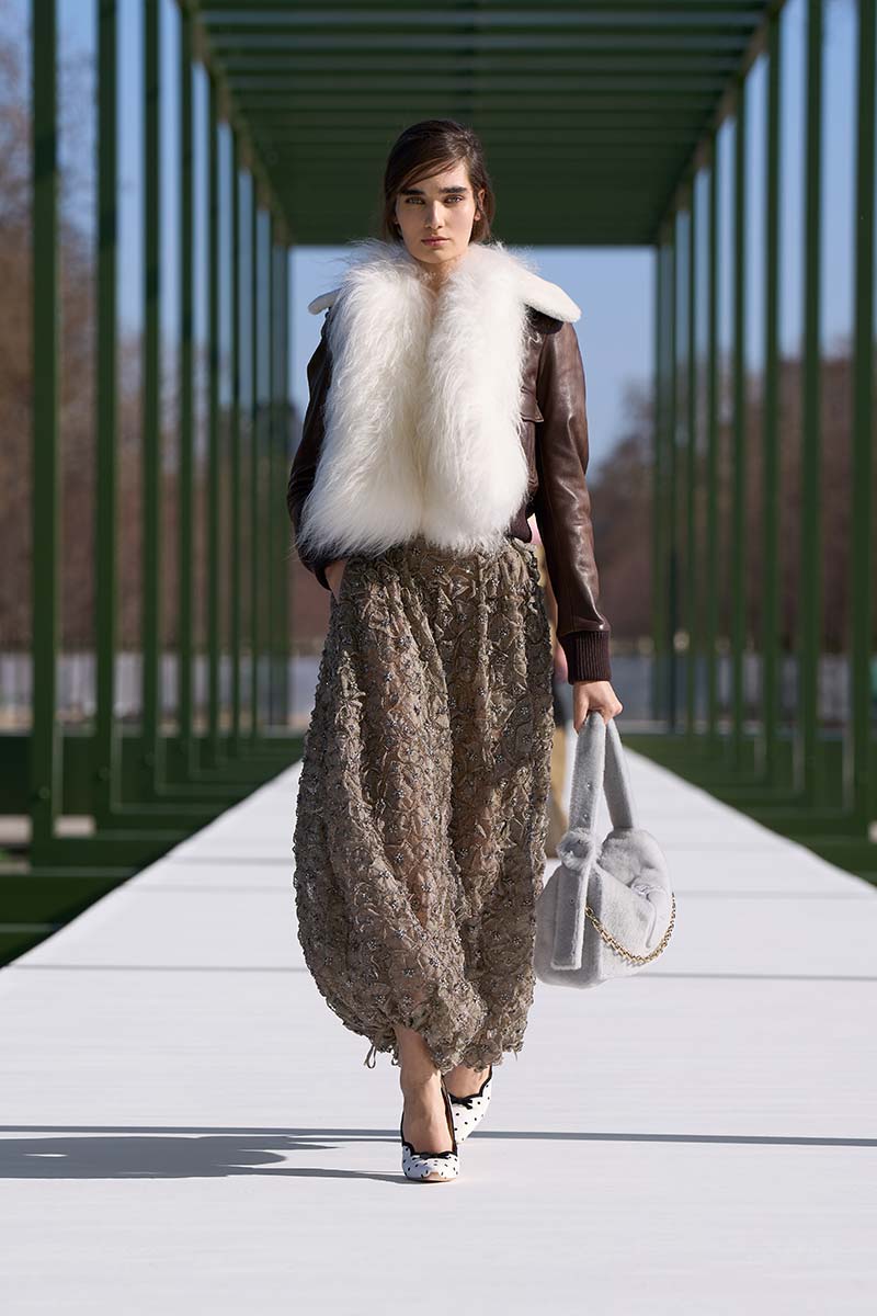 Lage paardenstaart met diepe zijscheiding en losse plukjes bij Dior. Photo courtesy of Dior