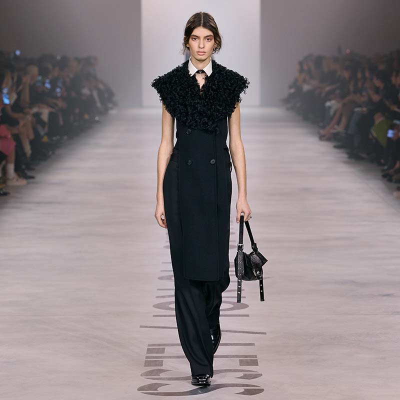 Model met middenscheiding en losse paardenstaart bij Fendi. Photo courtesy of Fendi