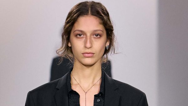 De lage paardenstaart is de onverwachte haartrends van herfst-winter 2026-2027. Photo courtesy of Fendi