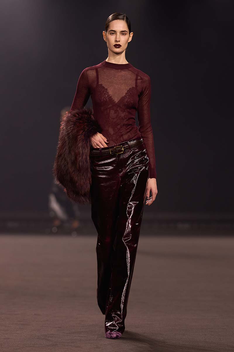 Lingeriebody onder doorzichtige strakke top in ton-sur-ton bij Elie Saab. Photo courtesy of Elie Saab